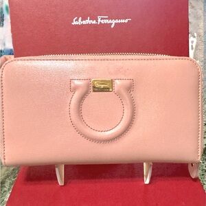 💯Salvatore Ferragamo Pink and Blue Wallet with Circular Hardware Like NEW 🤩
